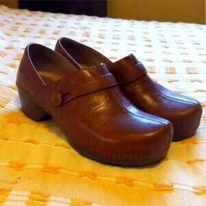 Dansko Brown Leather Clogs – Size 41 (Size 10/10.5)